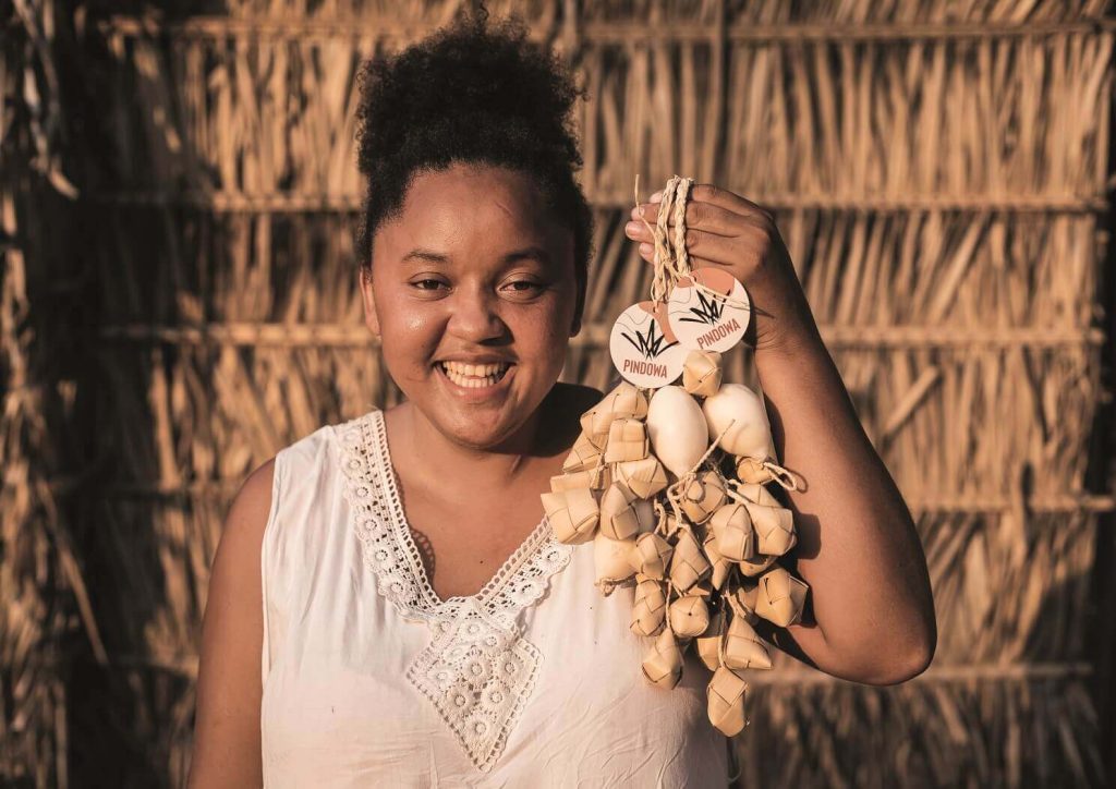 Bárbara, filha de quebradeira de coco, é uma das artesãs da Pindowa (Suzano/Fernando Soares)